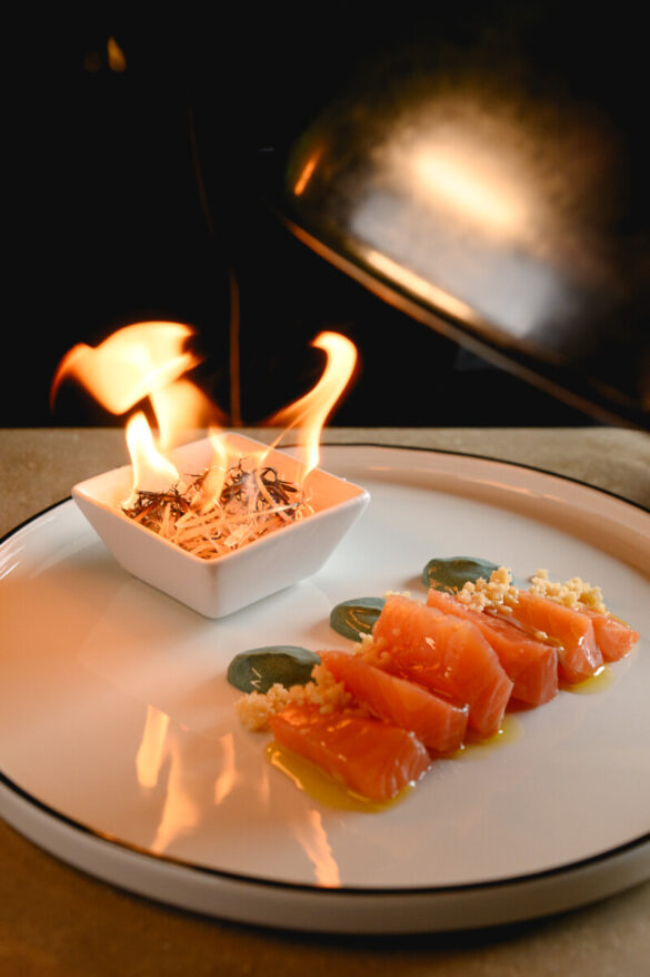 Solum _ Sashimi di salmone affumicato, crumble di riso e yogurt alla spirulina (10)