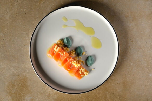 Solum _ Sashimi di salmone affumicato, crumble di riso e yogurt alla spirulina (18) roma